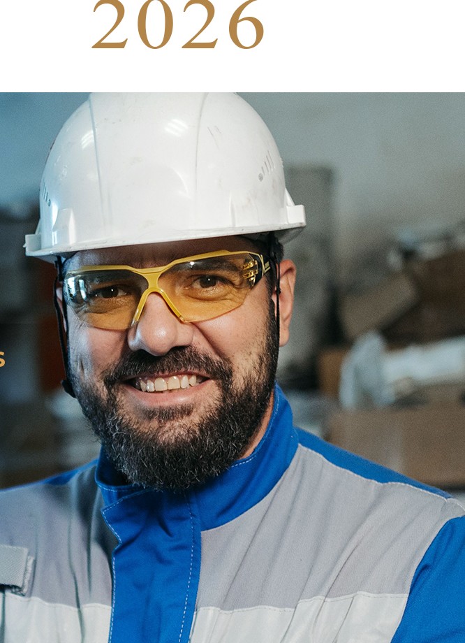 Formateur Auralis équipé casque et lunettes de sécurité sur un site professionnel